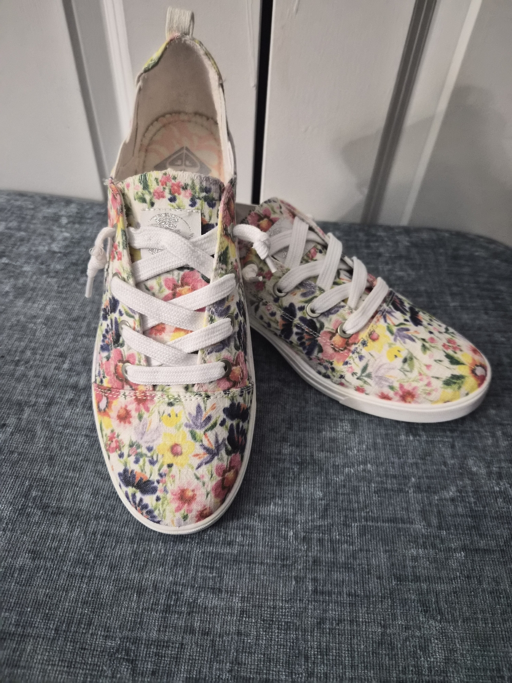 Roxy White and Gray Floral Shoe Sleeve - Picture 2 of 13